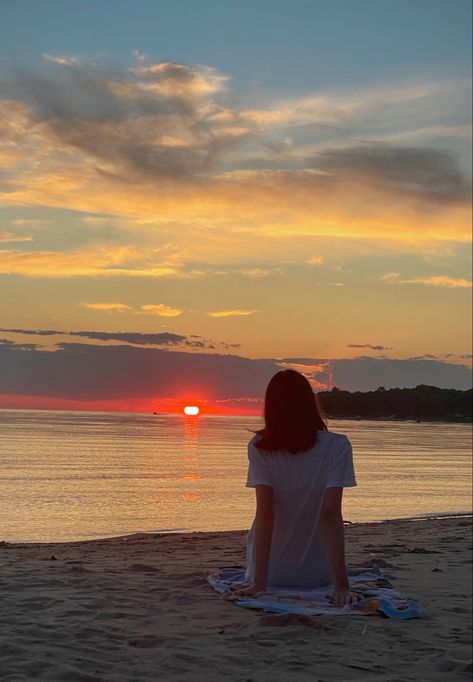 Summer Bucket Lists, Watching The Sunset Aesthetic, Sunset Person, Sunset People, Sitting On A Beach, Watching The Sunset, Summer 3, Summer Bucket, Sunset Beach