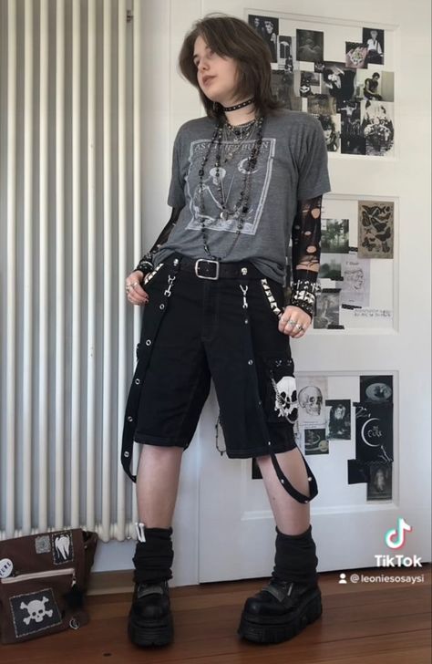 Mid Sized Aesthetic, Gothic Shorts Outfit, Nonbinary Alternative Fashion, Gender Neutral Gothic Outfits, Oversized Alt Outfits, Gender Neutral Alt Fashion, Punk Clothing Aesthetic, Punk Style Outfits Grunge, Masc Alt Outfits Summer