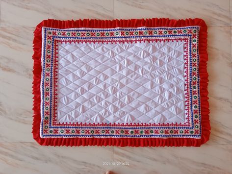 Bavariya work godadi Rajai Hand Work, Godadi Patterns, Baby Godadi, Sadu Bharat, Bavariya Work, Kutchi Work, Churidhar Neck Designs, Baby Crafts Diy, Kutch Work Designs