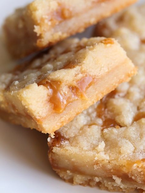 Salted Caramel Butter Bars | The BEST Cookie Bar recipe ever!! Caramel Squares Recipe, Salted Caramel Butter Bars, Caramel Butter Bars, Salted Caramel Cookie Bars, Caramel Bars Recipe, Caramel Squares, Banana Blondies, Caramel Butter, Caramel Cookies Bars