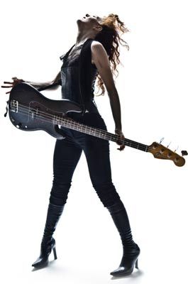 Nashville Cowgirl, Melissa Auf Der Maur, 1980’s Fashion, Bass Guitarist, Women Of Rock, Guitar Girl, Female Guitarist, Female Musicians, Music Images