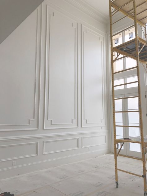 Painting Our Home with Benjamin Moore - Rach Parcell Green Family Rooms, Wainscoting Styles, Desain Furnitur Modern, Kitchen Wall Colors, Colored Ceiling, 아파트 인테리어, Living Room Ceiling, White Cabinetry, Hus Inspiration