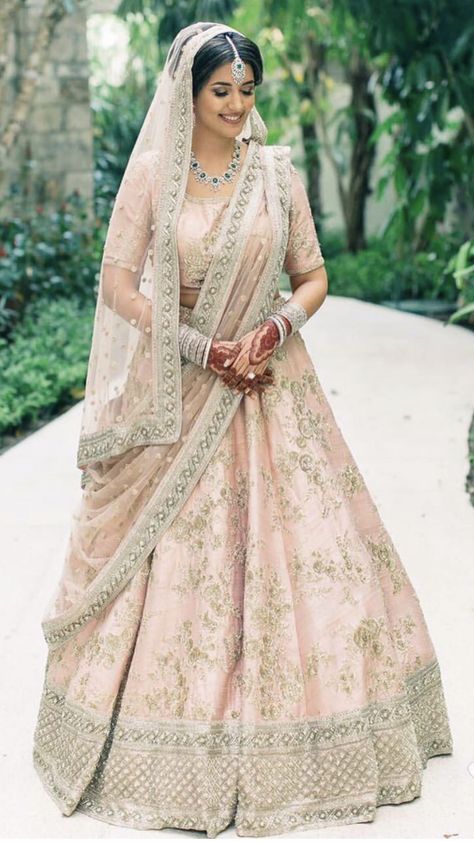 Sabyasachi Duppata On Head Style, Dupatta Draping Styles On Head, Duppta Draping Styles On Lehnga, Dupatta On Head Style, Dupatta On Head, Lehenga Dupatta Draping Style, Wedding Lehenga Bridal, Dupatta Styling, Dupatta Draping Styles