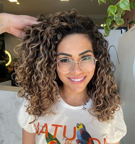 Brown Hair For Curly Hair, Curly Hair Colors For Fall, Naturally Curly Brunette Hair With Highlights, Balayage For Dark Curly Hair, Hair Color Ideas On Dark Hair, Short Curly Hair With Balayage, Blonde Hair For Curly Hair, 2c Curly Hair Balayage, Dark Brown Curly Hair With Balayage