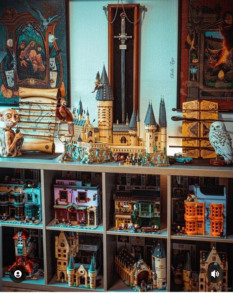 I was searching for ideas to storage/display my collection and came past this. Harry Potter Lego Display, Harry Potter Display, Lego Display Ideas, Harry Potter Lego, Fandom Merch, Collection Storage, Lego Display, Storage Idea, Lego Room