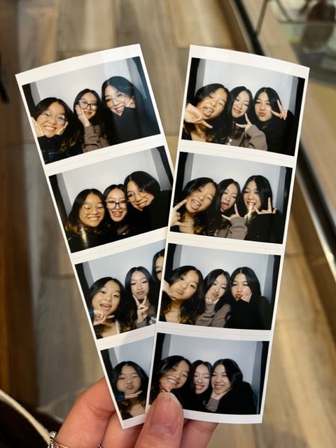 Friends In Photo Booth, Poses For Photobooth Friends, Photo Booth Ideas With Friends, Best Friend Photobooth Pictures, Aesthetic Photo Booth Pics, Cute Poloroid Pictures Ideas Friends, Photo Booth Best Friends Pictures, Photobooth Ideas Best Friends, Photobooth Pics Friends