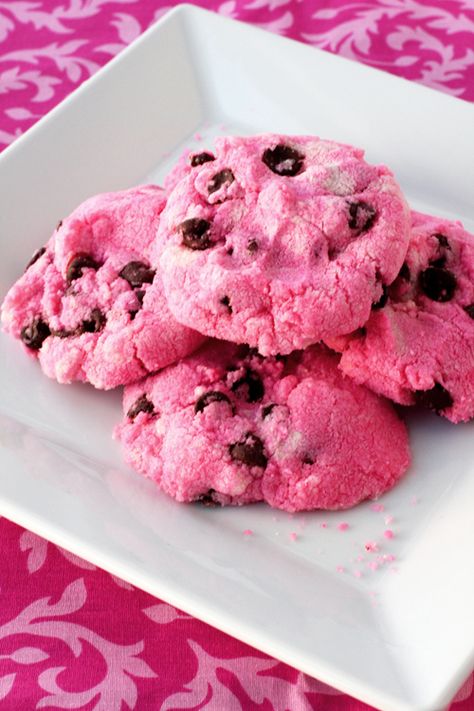 Pink Chocolate Chip Shortbread Cookies Pink Chocolate Chip Cookies, Pink Cookies, Dessert Aux Fruits, Choc Chip Cookies, Pink Chocolate, Köstliche Desserts, Shortbread Cookies, Cookies Recipes Chocolate Chip, Sweets Treats