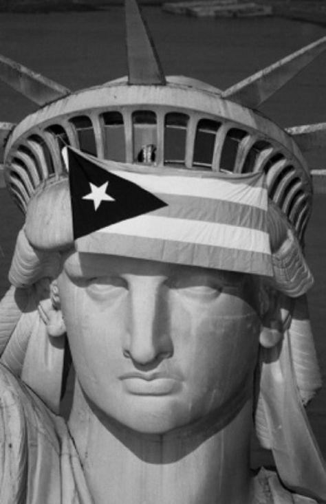 The flag of Puerto Rico flies from the head of the Statue of Liberty after 28 Puerto Rican nationals seized Liberty Island on Oct. 26, 1977. She seems to have a sense of humor about it. Puerto Rico Clothing, Puerto Rican Ancestry, Puerto Rican Artwork, Puerto Rican Music, Jose Marti, Puerto Rico Food, Puerto Rican Flag, Liberty Island, Puerto Rico Art