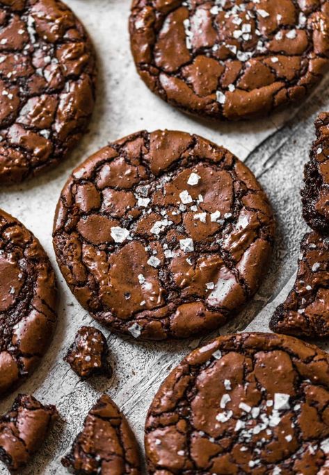 Fudgy Brownie Crinkle Cookies Brownie Crinkle Cookies, Resepi Roti, Fudgy Brownie, Cookie Recipes Homemade, Crinkle Cookies, Deilig Mat, Fudgy Brownies, Brownie Cookies, Homemade Cookies