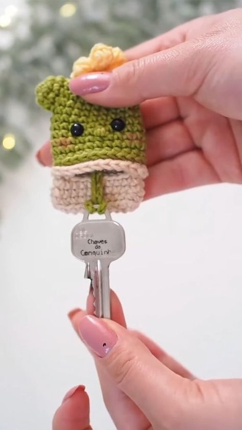 Amigurumi Patterns, Kawaii, Crochet Car Key Holder, Cactus Keychain Crochet, Crochet Cactus Keychain, Key Holder Crochet, Plants Crochet, Cactus Keychain, Car Key Holder