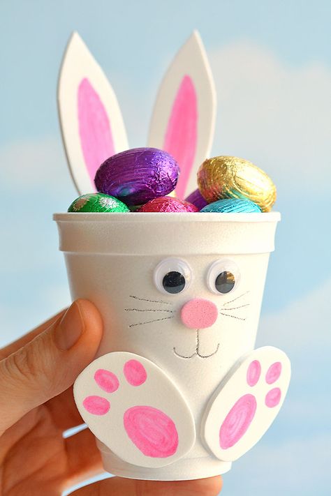 These foam cup bunnies are SO CUTE! I love how easy they are to make with simple craft supplies! Fill them with candy, chocolate eggs, pencil crayons, or even small toys. They take less than 10 minutes and make an awesome Easter treat idea! Make them as a decoration for the Easter table, or give them away as small Easter gifts. This is such a fun Easter craft for kids! Påskeaktiviteter For Barn, Small Easter Gifts, How To Make Foam, Diy – Velikonoce, Cup Diy, Aktiviti Kanak-kanak, Fun Easter Crafts, Diy Ostern, Easy Easter Crafts