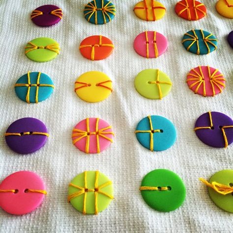 Many Ways to Sew on a Button Sew Ins, Button Crafts, Diy Sy, Costura Diy, Pola Sulam, Button Art, Diy Couture, Alam Semula Jadi, Sewing A Button