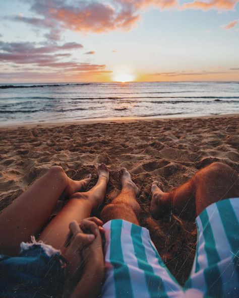 Beach Vacation Pictures, Beach Poses For Couples, Couples Beach Photography, Sunset Couple, Couple Beach Pictures, Couple Beach Photos, Beach Instagram Pictures, Beach Selfie, Beach Vacay