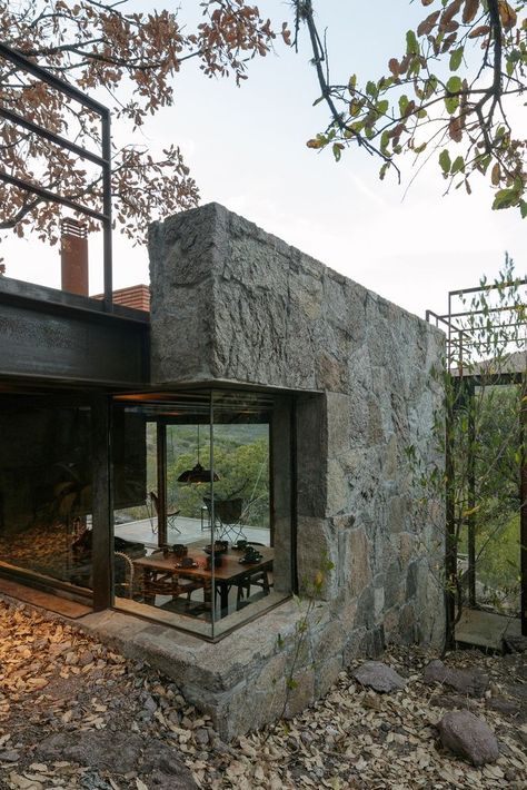 Mexico Teitipac Cabin - corner window - Home Decorating Trends - Homedit Stone Building, Stone Walls, Hus Inspiration, Design Exterior, Small Cabin, Cabin In The Woods, Cabin Design, Mountain Cabin, Style At Home