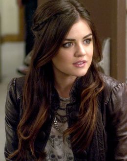 Aria Montgomery from Pretty Little Liars (series) Balayage, Pretty Little Liars Hairstyles, Aria Montgomery Hair, Lucy Hale Hair, Pretty Little Liars Aria, Green Hair Girl, Lucy Hale Style, Pretty Little Liars Fashion, Nails Pretty