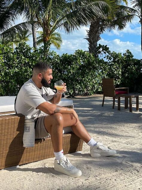 Drake Summer Outfit, Drake Boyfriend Material, Drake Lifestyle, Drake Fits, Drake Outfit, Abel And Bella, Champagne Papi, Drake Clothing, Drake Photos