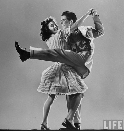 1940s.  I LOVED browsing vintage LIFE magazines as a child. Danse Swing, Vintage Foto's, Lindy Hop, 얼굴 그리기, Swing Dancing, Anatomy Poses, Swing Dance, Body Reference Poses, Human Poses Reference
