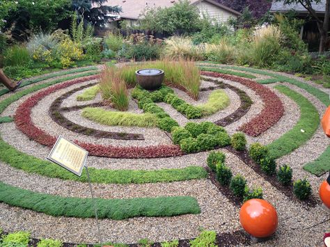 Make your own labyrinth using pea gravel and succulents.  Visually fun and kids love them. Permaculture, Outdoor Labyrinth, Garden Mazes, Labyrinth Designs, Garden Labyrinth, Adventure House, Whimsical Yard, Labyrinth Walk, Labyrinth Garden