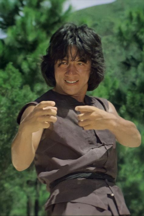 Jackie Chan play drunken kung fu as Wong Fei Hung in Yuen Woo-ping movue Drunken Master(1978) Croquis, Drunken Kung Fu, Martial Arts Master, Jackie Chan Movies, Drunken Master, Nicky Larson, Martial Arts Movies, Martial Arts Workout, Rocky Balboa