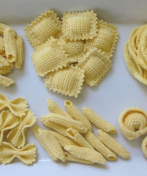 Crochet Pasta, Crochet Mignon, Pola Manik, Confection Au Crochet, Crochet Design Pattern, Crochet Food, Fun Crochet Projects, Crochet Diy, Crochet Design