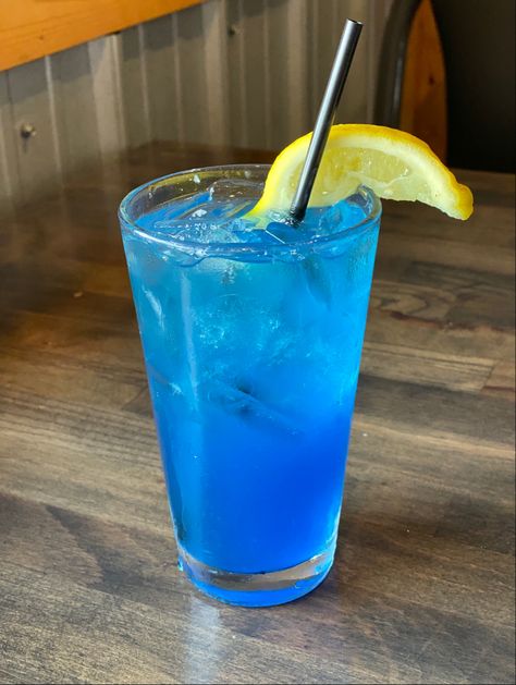 Blue Alcohol Aesthetic, Blue Lemonade Aesthetic, Blue Cocktail Aesthetic, Blue Drinks Aesthetic, Blue Drink Aesthetic, Drink Azul, Blue Mojito, Blue Curacao Drinks, Colorful Recipes