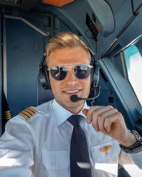 First flight with 31 ✔️ When I launched my aviation career in 2010 it was my goal to become a Captain latest with the age of 30 👨🏼‍✈️ I… Hot Pilot, Pilot Patrick, Pilot Man, Male Pilot, Aviation Careers, John Collins, Airline Pilot, Hot Country Men, Country Men