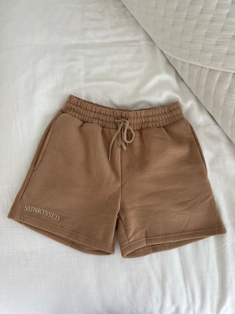 Brown Sweat Shorts Outfit, Sweatshirt And Shorts Outfit, Brown Shorts Outfit, Sweat Shorts Outfit, Chill Out Lounge, Sweatpant Shorts, Sweatshirt And Shorts, Shorts Aesthetic, Sweatshirt Shorts