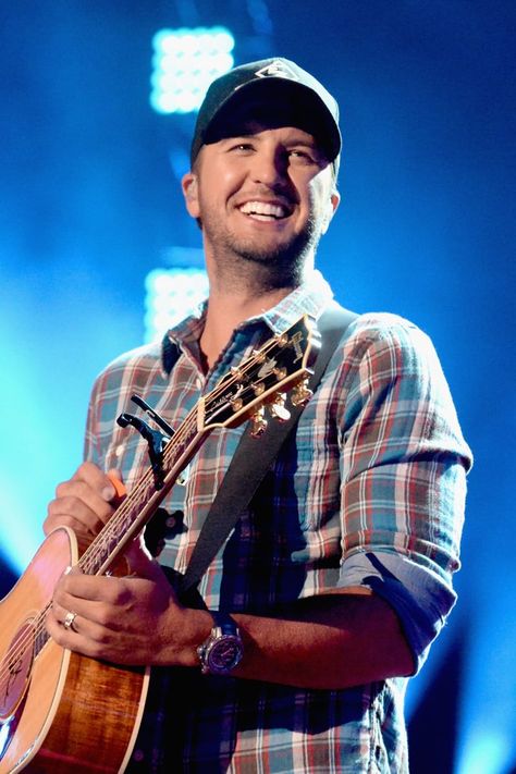 Between His No. 1 Albums and His American Idol Gig, Luke Bryan Is Rollin' in the Dough Dierks Bentley, Modern Family Sofia, Modern Family Sofia Vergara, Luke Bryan Hot, Billy Currington, Luke Bryan Pictures, Travis Tritt, American Idol Judges, Country Music Awards