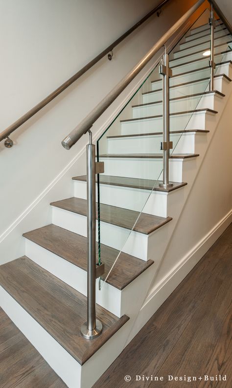 Glass Stairs Design, Glass Staircase Railing, Metal Staircase, Steel Stair Railing, Glass Railing Stairs, Vstupná Hala, Steel Railing Design, Staircase Railing Design, Glass Stairs
