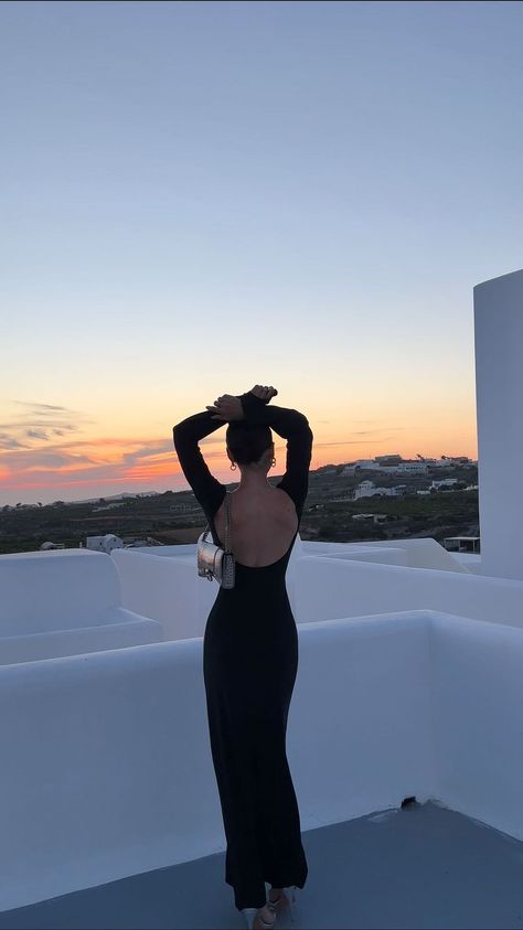 Mexico, Women Poses In Dress, Black Dress Photo Ideas, Black Dress Holiday Outfit, Poses For Maxi Dress, Backless Dress Black Women, Black Dress Night Out, Backless Dress Pose, Sunset Dresses