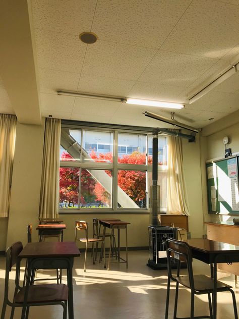 Classroom in a Japanese High School Japanese Old Aesthetic, Tokyo School Aesthetic, School In Japan Aesthetic, Exchange Student Japan, Japanese Academia Aesthetic, Japan Student Aesthetic, Japanese University Aesthetic, University In Japan, School Aesthetic Japan