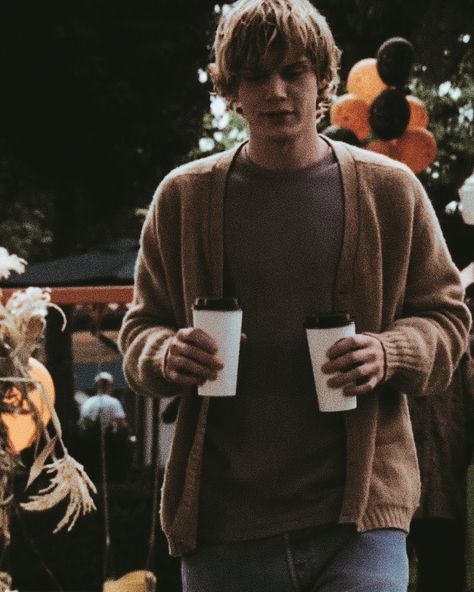 Tate Langdon Style, Tate Langdon Outfit, Tate Langdon Aesthetic, Tate Langdon Aesthetic Icon, American Horror Story Season 1, Cute Funny Aesthetic, Kurt Cobain Style, Violet Harmon, Tate And Violet