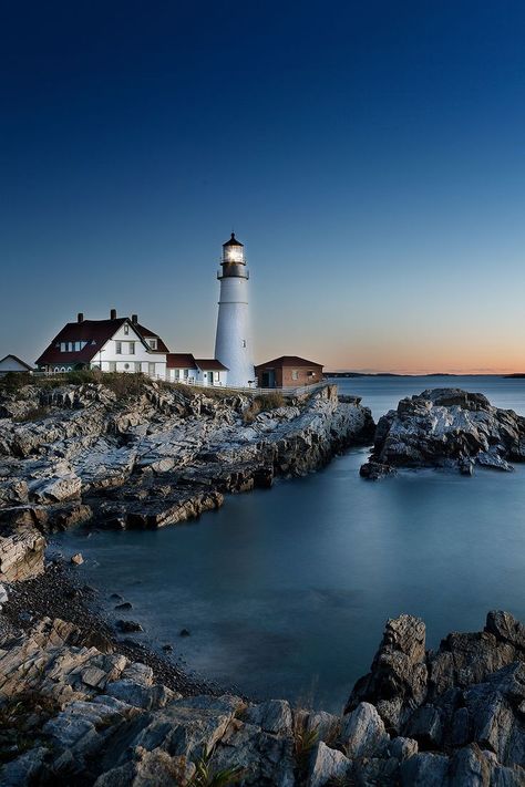 Portland Head Light + 5 Amazing Lighthouses in Portland Maine You Should See // Local Adventurer #maine #mainething #portlandmaine #lighthouse #travelusa #visittheusa Portland Lighthouse Maine, Portland Head Lighthouse Maine, Maine Lighthouses Photography, Maine Honeymoon, Lighthouse Maine, Famous Lighthouses, Maine Photography, Travel Honeymoon, Lighthouses Photography