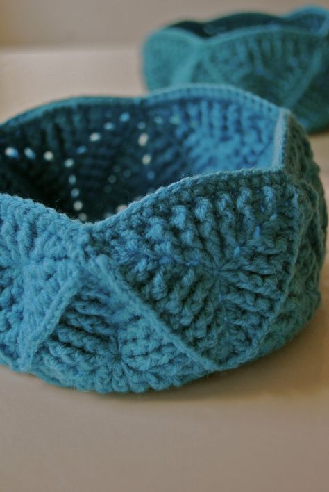 Triangle En Crochet, Art Au Crochet, Crochet Basket Tutorial, Stitches Pattern, Crochet Bowl, Granny Square Crochet Patterns Free, Crochet Baskets, Crochet Simple, Sea Snail