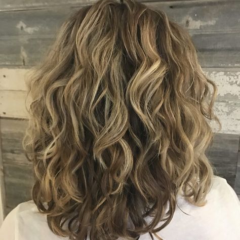 24 Best Shoulder Length Curly Hair Ideas (2019 Hairstyles) Curls For Medium Length Hair, Medium Length Wavy Hair, Waves Hairstyle, Shoulder Length Curly Hair, Medium Length Curly Hair, Layered Curly Hair, Wavy Haircuts, Medium Curly Hair Styles, Haircuts For Wavy Hair