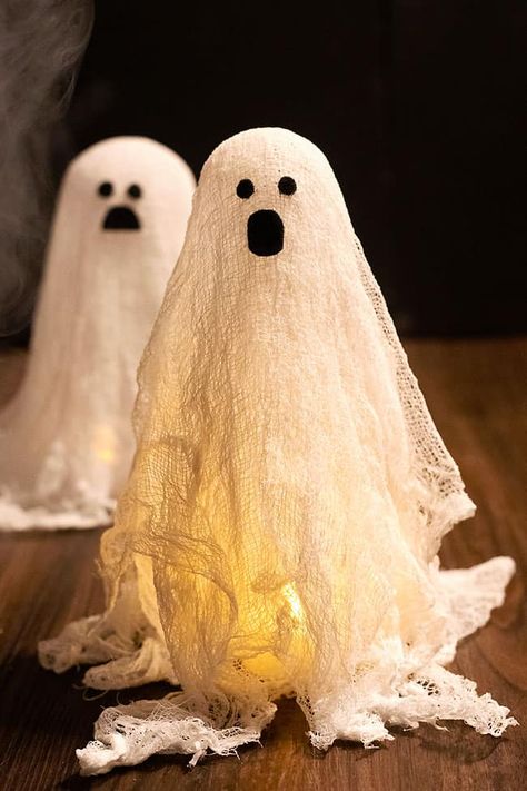 This cheesecloth ghost is SO COOL! It's such a fun and spooky craft for fall and Halloween, and both kids and adults will love how easy these cheesecloth ghosts are to make. And all you need is cheesecloth, glue, and felt! Coffee Filter Ghost Craft, Mini Cheesecloth Ghosts, Ideas For Pumpkins, Autumn Craft Ideas, How To Make Ghosts, Halloween Ghost Craft, Halloween Felt Crafts, Diy Halloween Ghosts, Cheesecloth Ghost