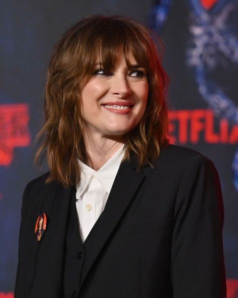 Middle Aged Woman Celebrities, 90s Bixie Haircut Curly, Winona Ryder 2022, Stranger Things Season 4 Premiere, Woman Actors, Winona Ryder Now, Wiona Ryder, Joyce Stranger Things, Haircut 2024