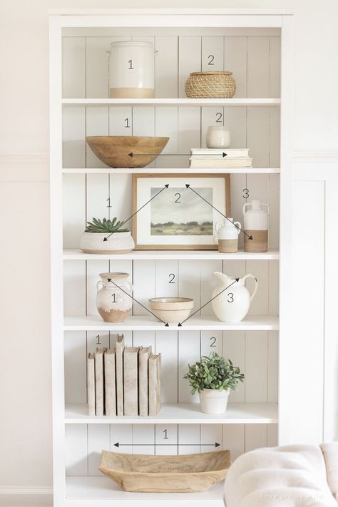 How to style a bookshelf #shelfstyling #homestyling #homedecor Boho Wood Shelves, Styling 101, Distress Paint, Styling Bookshelves, Box Centerpiece, Diy Pallets, Shelf Decor Living Room, Modern Wall Shelf, Farmhouse Bench