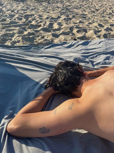 Summer Pictures Boyfriend, La Couple Aesthetic, Couple In The Beach Aesthetic, Aesthetic Couple Pictures At The Beach, Beach Inspo Couple, Aesthetic Couple Beach Pictures, Beach Inspo Pics Photo Ideas Couple, Surf Trip Aesthetic, Couple In Hawaii Aesthetic