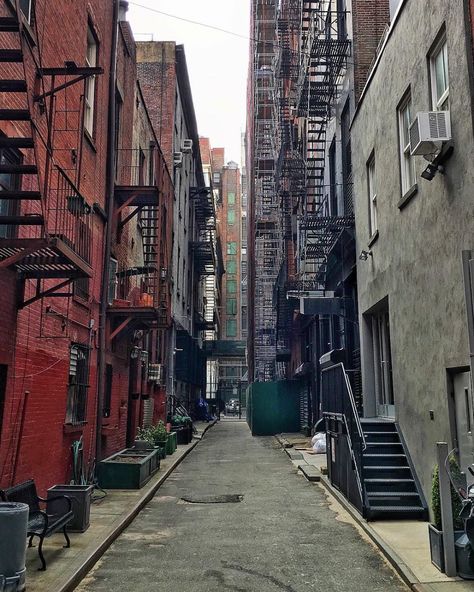 Deserted Town Aesthetic, Nyc Alleyway, Broken City, New York City Buildings, Great Jones, City Streets Photography, New York Buildings, Ville New York, The Heist