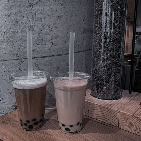 Boba Aesthetic, Boba Tea Recipe, Bubble Tea Recipe, Tea Wallpaper, Bubble Tea Boba, Cool Autumn, Cute Coffee Cups, Boba Tea, Starbucks Drinks