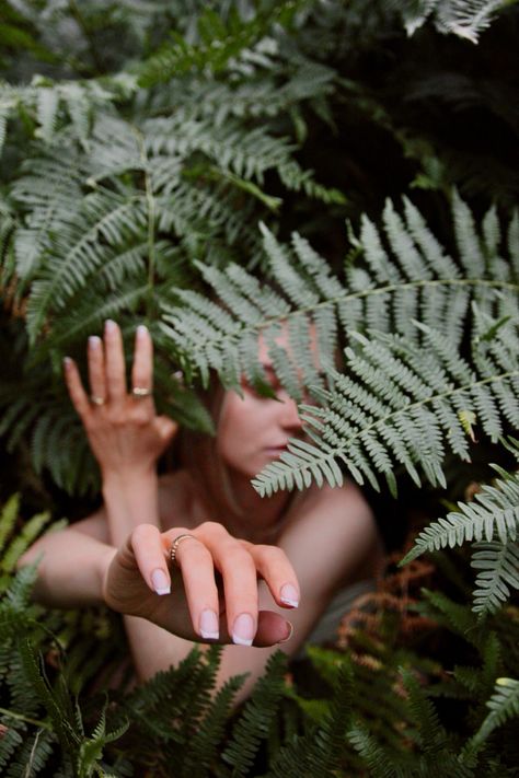 Foraging Photoshoot, Person In Forest, Waterfall Photoshoot Ideas, Earthy Photoshoot, Botanical Garden Photo Shoot, Hippie Photoshoot, Plant Portrait, Nature Editorial, Jungle Photography