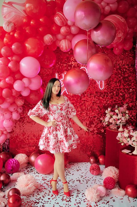 Red, Pink and Chic Valentine's Day Party Inspiration - Perfete Valentines Decorating Ideas, Valentines Decor Ideas, Red Party Themes, Valentines Day Decor Ideas, Pink Party Theme, Red Party Decorations, Red Birthday Party, Ideas Valentines Day, Valentine Photo Shoot