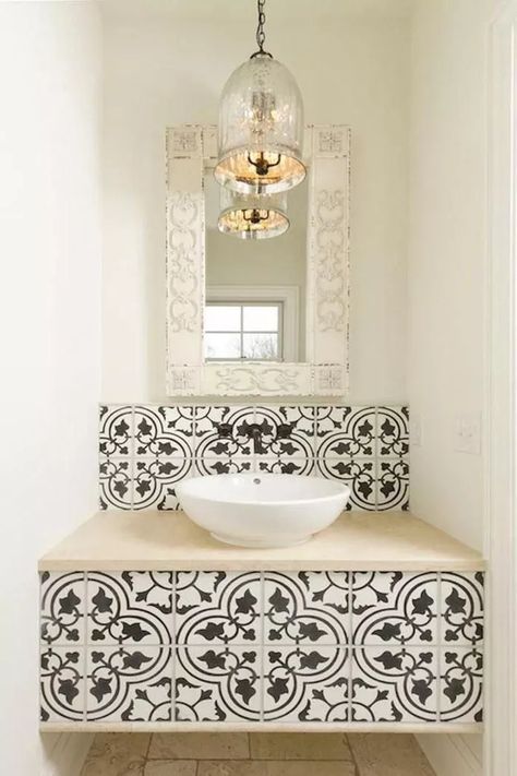 Mediterranean Powder Room, Moroccan Bathroom, Ideas Baños, Tuscan House, Mediterranean Decor, Moroccan Tiles, Moroccan Tile, Mediterranean Homes, Beautiful Bathrooms