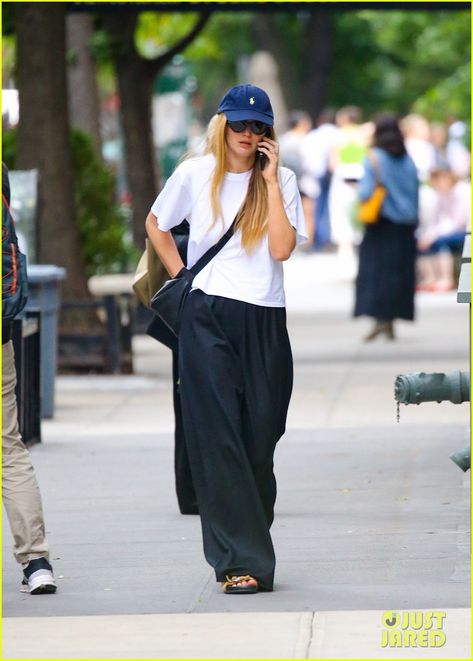 Emily Labowe Style, Mom Body Outfits, Transition Outfits Summer To Fall, Jeniffer Lawrance, Jenifer Lawrens, Jennifer Lawrence Street Style, Outdoor Athleisure, Jennifer Lawrence Style, Berlin Fashion Street