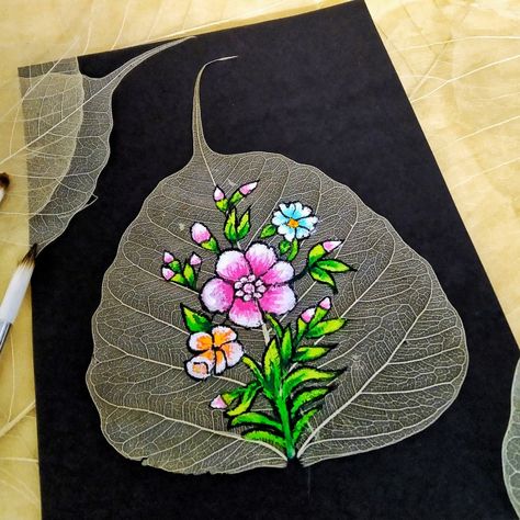 Easy Floral Acrylic Painting on Peepal Skeleton Leaf ll Easy Skeleton Drawing ll Skeleton Leaf Drawing Ideas ll DIY Floral Design Leaf Skeleton Art Painting, Peepal Leaf Art Paintings, Skeleton Leaves Art, Leaf Skeleton Art, Skeleton Leaf Art, Leaf Art Diy, Dry Leaf Art, Skeleton Leaf, Skeleton Leaves