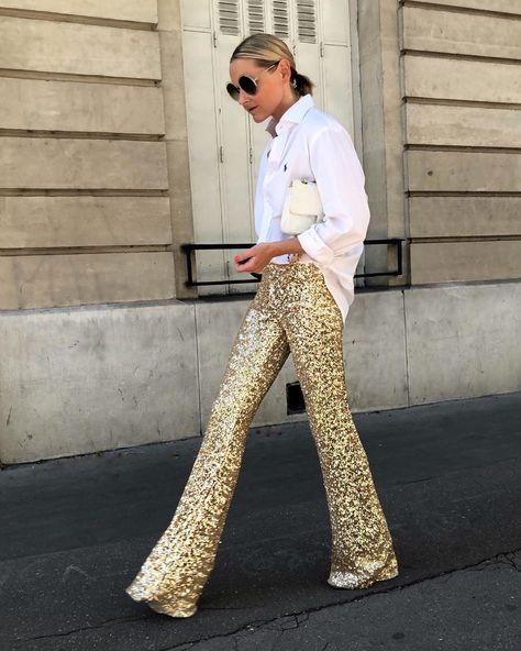 Valérie-Anne on Instagram: “All that glitters is not gold...but what about those sparkling disco pants?! 🕺✨💛✨_________________ #sequinpants #goldpants #glitterpants…” Sequin Pants Outfit Night Out, Gold Sequin Pants Outfit, Glitter Pants Outfit, Sequin Trousers Outfits, Sequins Pants Outfit, Gold Sequin Pants, Outfit Nero, Mode Disco, Sequin Flare Pants