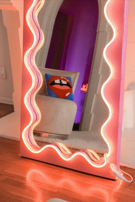 DIY wavy mirror, neon wavy mirror, Fluffy Mirror Diy, Mirror Ideas For Bedroom Diy, Fun Mirror Ideas, Diy Wavy Mirror, Funky Mirror Ideas, Neon Mirror, Cool Mirror, Funky Mirrors, Diy Retro