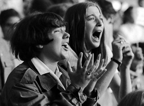 screaming Beatle fans - Ernst-Merck-Halle in Hamburg, Germany on June 26, 1964. Hamburg, Beatles Please Please Me, Indiana State Fair, The Ed Sullivan Show, Beatles Fans, Robert Doisneau, Crazy Fans, Retro Pop, The Fab Four