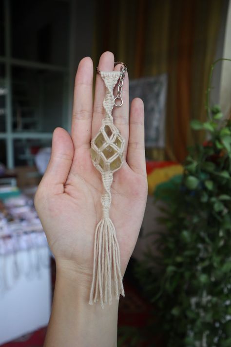 Stone Keychain Diy, Crystal Macrame Keychain, Boho Keychain Ideas, Macrame Crystal Keychain Diy, Diy Macrame Crystal Holder, Crystal Macrame Diy, Macrame With Stones, Diy Crystal Keychain, Macrame Ideas Projects Diy Crafts